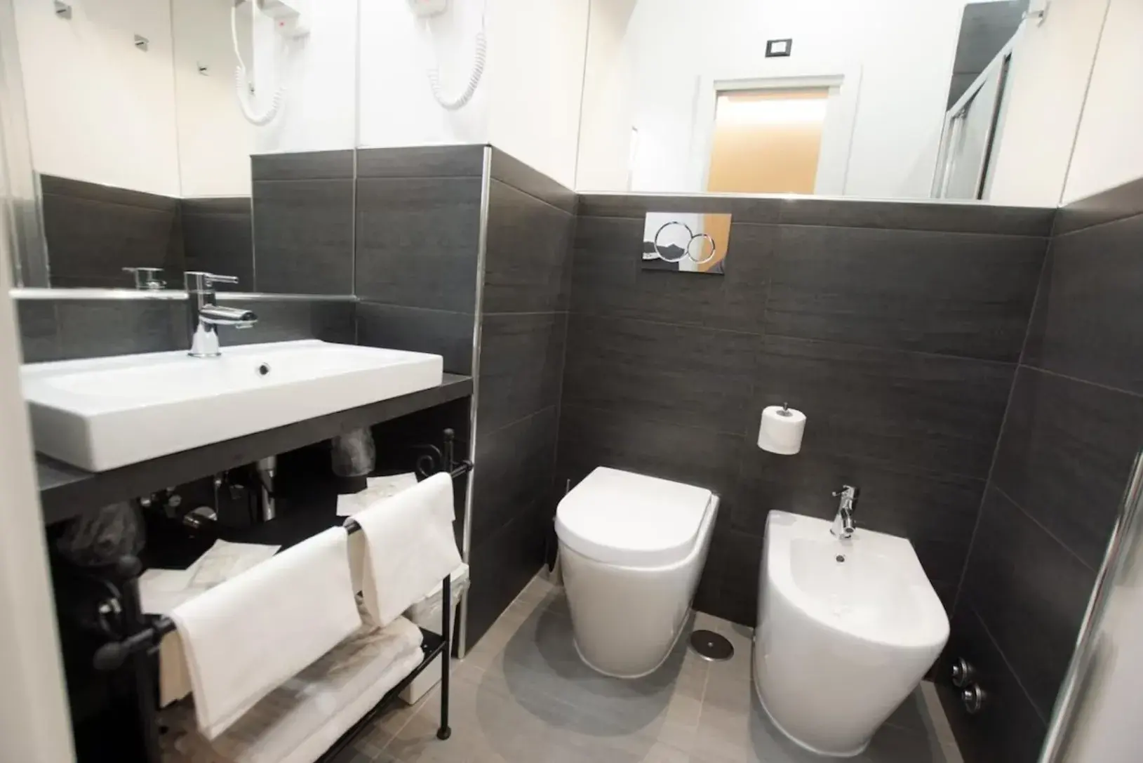 Baño con ducha, lavabo y bidé