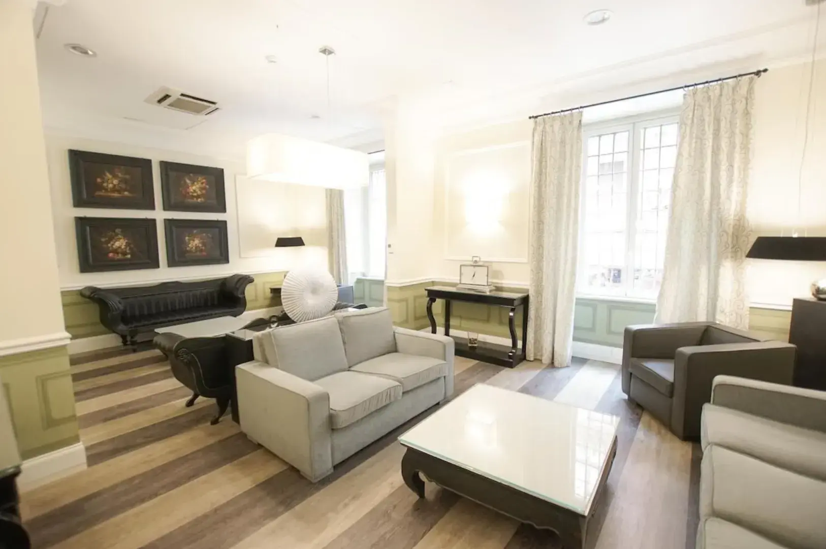 Salón del hotel con sofás y ventanales