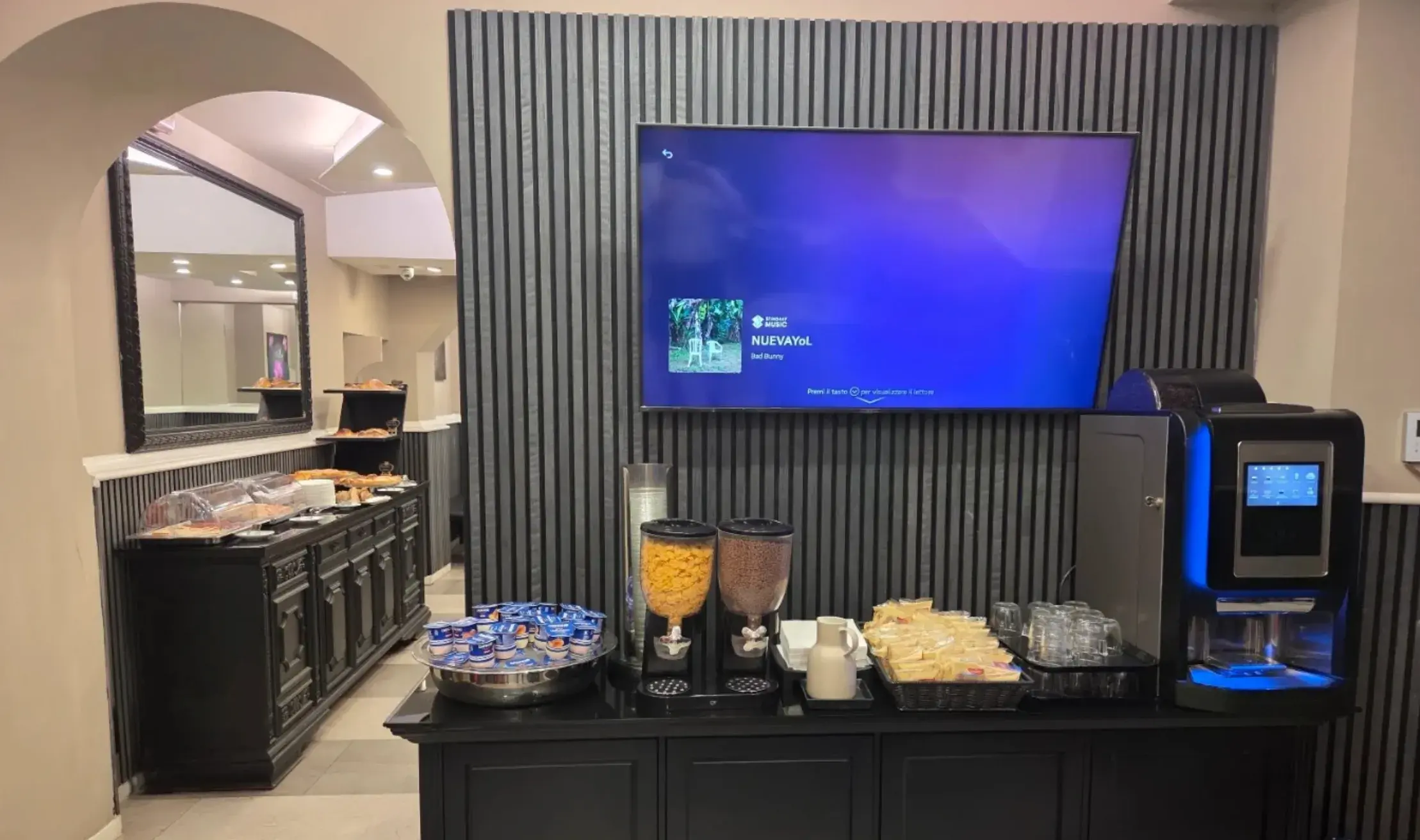 Desayuno buffet con cereales, bollería y café